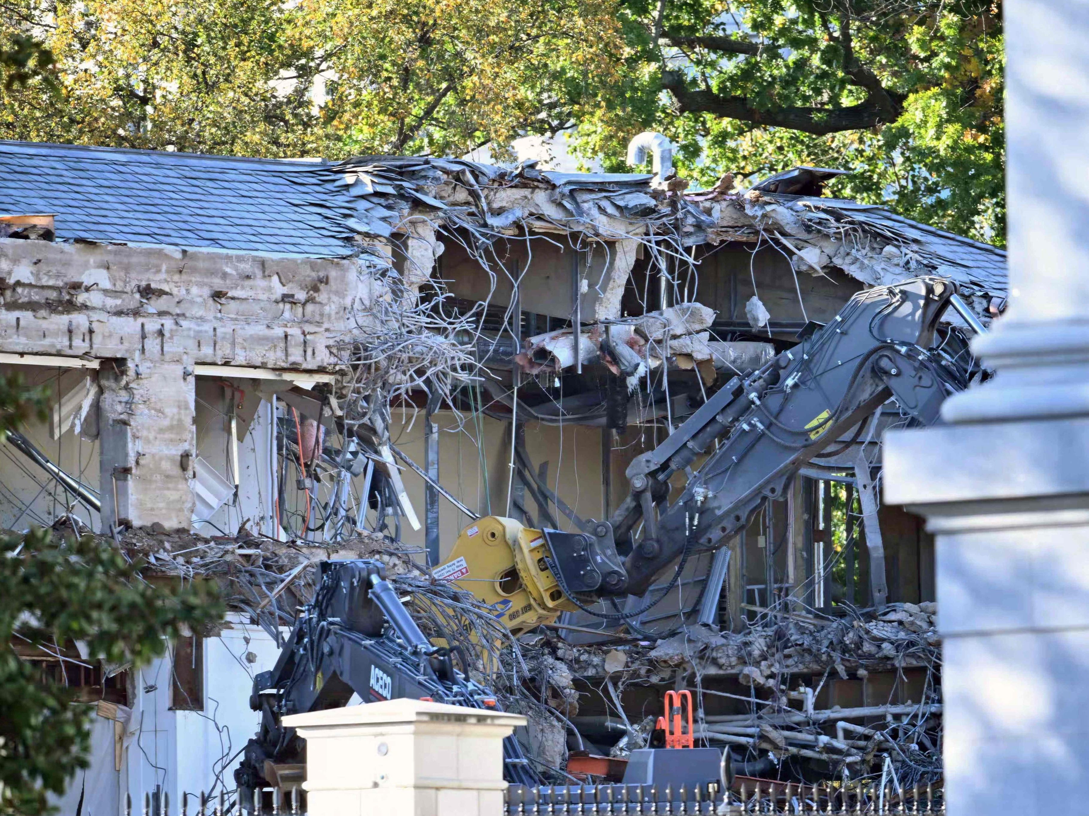 Schwere Baumaschinen reißen am 20. Oktober 2025 einen Teil des Ostflügels des Weißen Hauses ab.