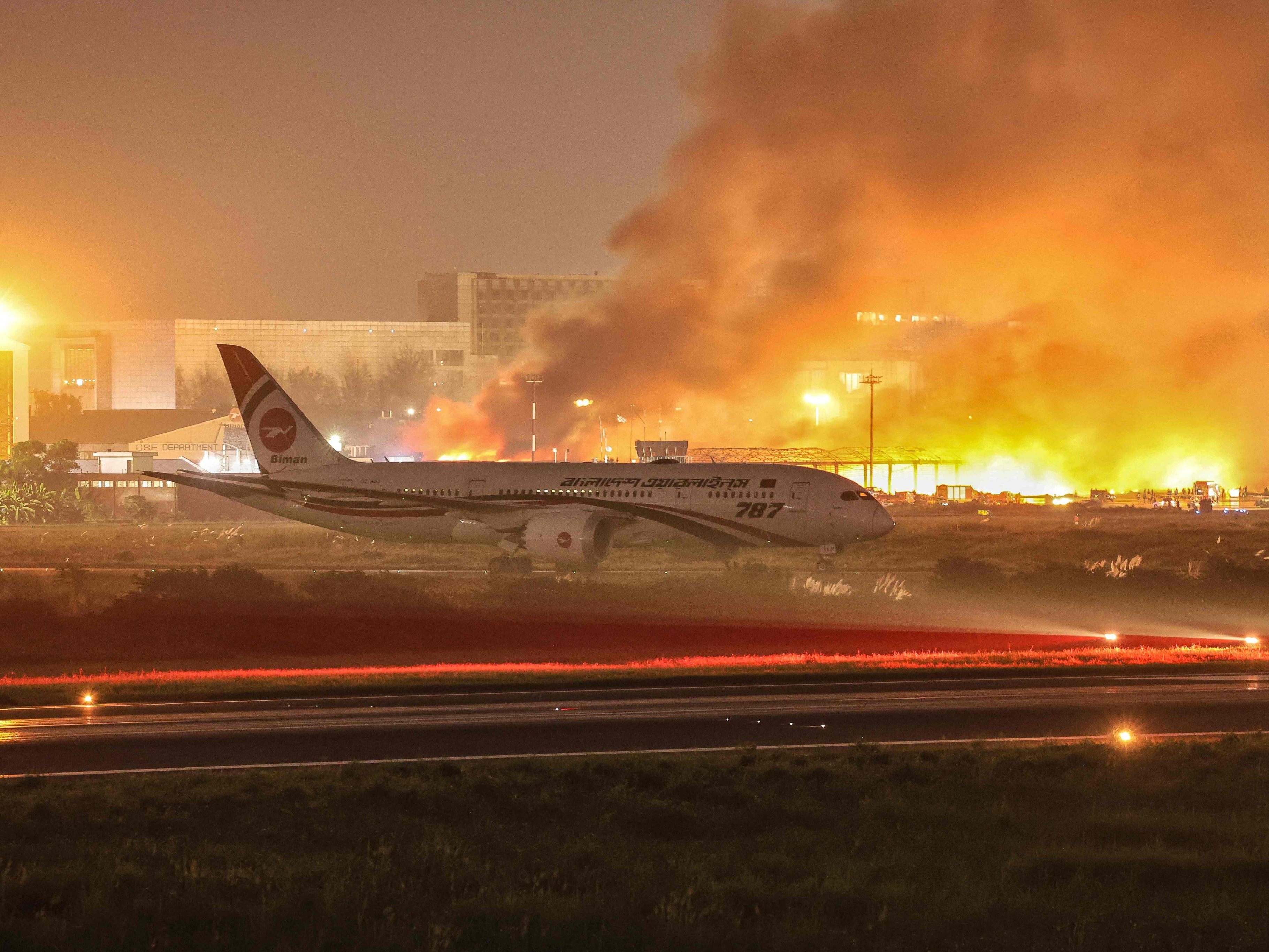 Die zivile Luftfahrtbehörde des südasiatischen Landes hatte nach eigenen Angaben unmittelbar nach Entdeckung des Brandes bis auf weiteres alle Starts und Landungen untersagt.