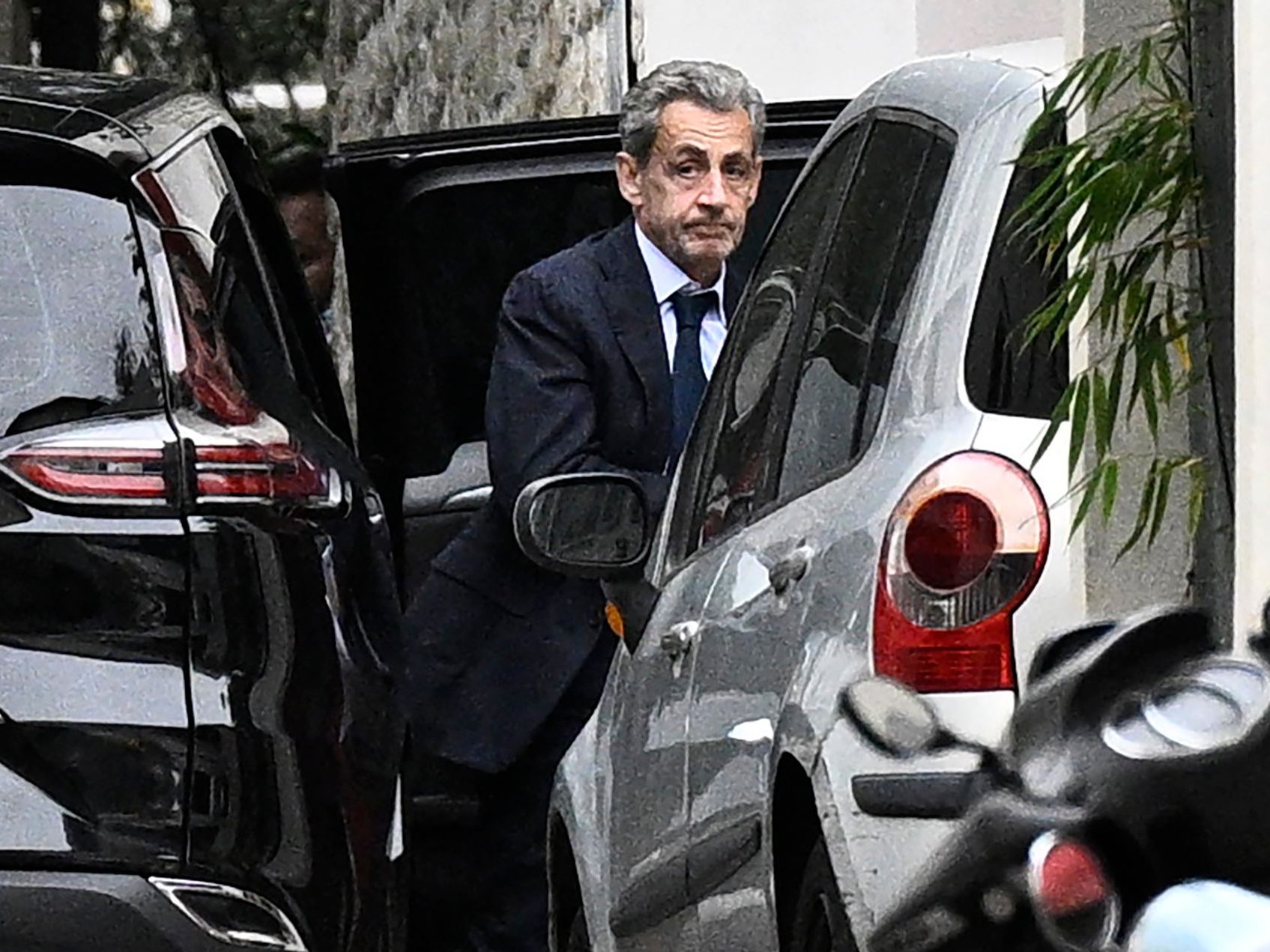 Sarkozy muss am Dienstag seine Haft antreten. Sarkozy muss am Dienstag seine Haft antreten.