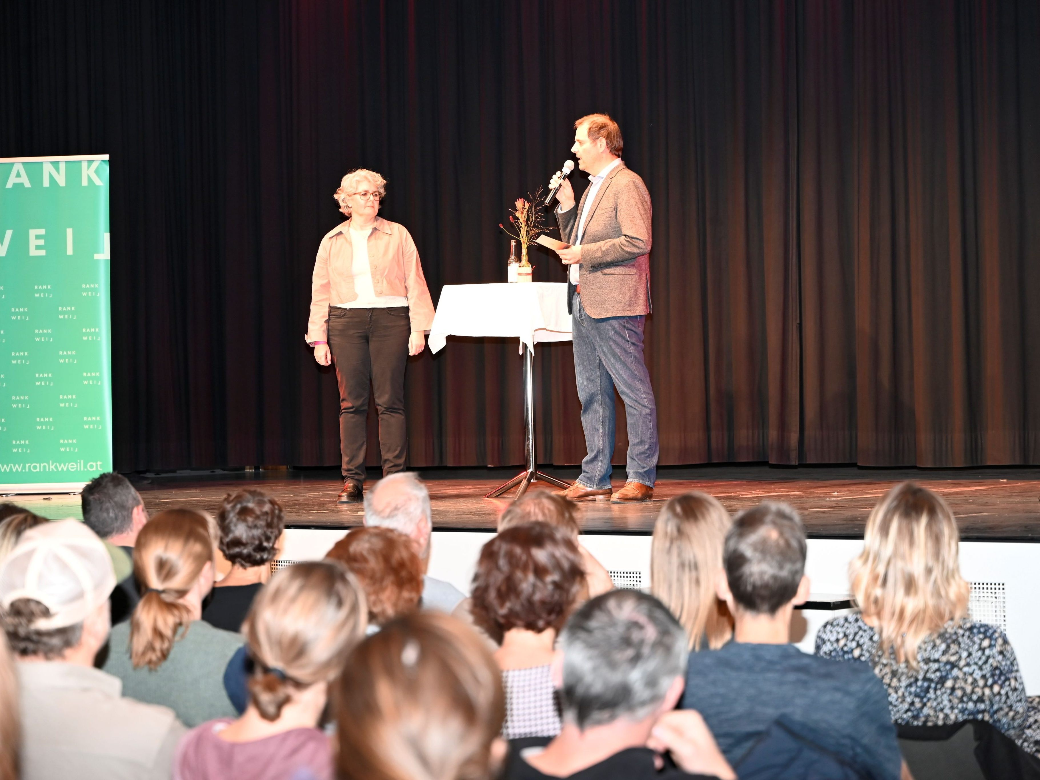 Eröffneten den Kabarett-Abend: Gemeinderätin Corinna Engler und Christof Abbrederis vom Bildungshaus Batschuns.