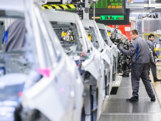 Deutsche Autoindustrie mit so wenigen Mitarbeitern wie zuletzt 2011