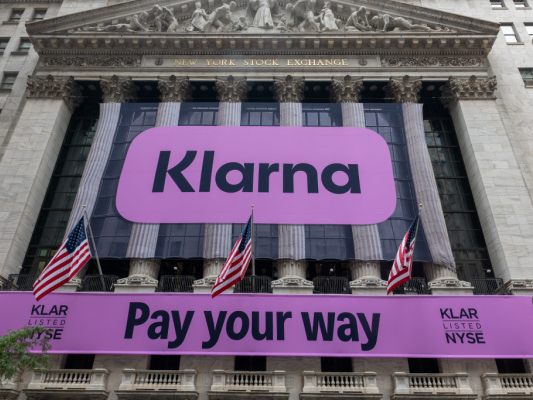 Klarna-Logo an NYSE zum Börsengang in New York