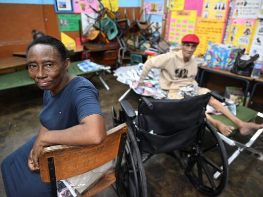 Viele Jamaikaner haben Schutz in öffentlichen Gebäuden gesucht