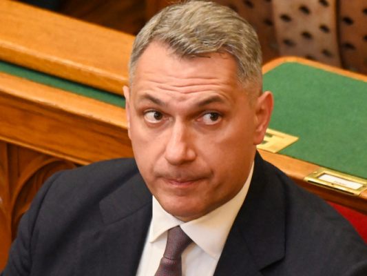 János Lázár wirft Baukonzern Unterstützung der Opposition vor