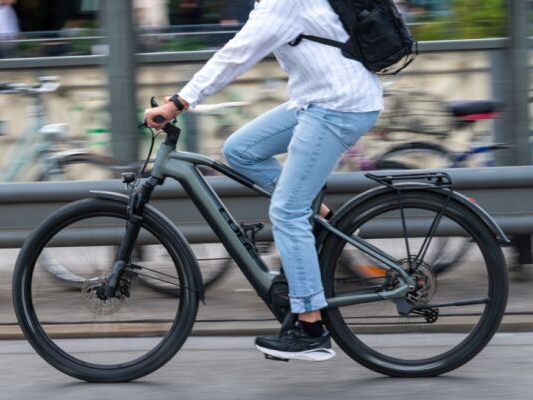 Zwei E-Biker sind am Samstag in Tirol verunfallt