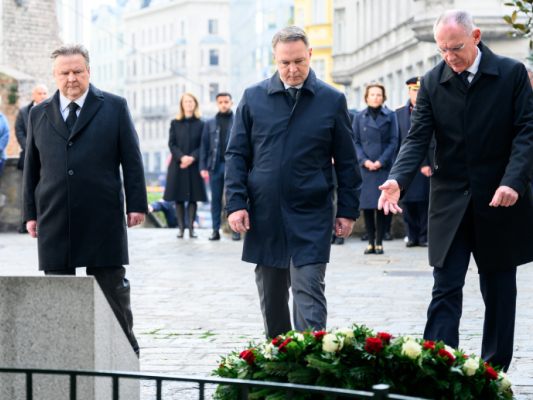 Spitzenpolitiker bei der Kranzniederlegung