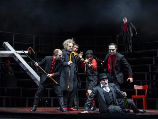 Die Inszenierung schmückte die Parallelwelten der Oper üppig aus