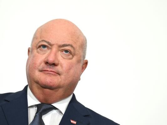 Bundeskanzler Stocker wurde am Rücken operiert