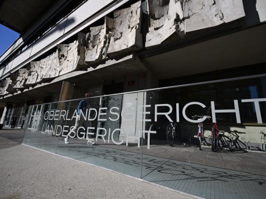 Tochter und Enkel einer 84-Jährigen stehen vor Gericht