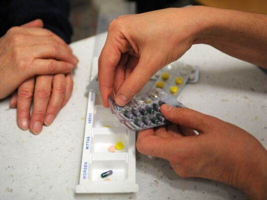 Pflege: Restriktive Regelungen erschweren Zugang zu Medikamenten