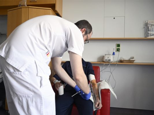 Arbeitsbedingungen im Pflegebereich: Oft belastend