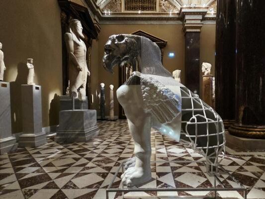 Ein Ungleicher unter Gleichen: Oliver Larics Sphinx mit Greifenkopf