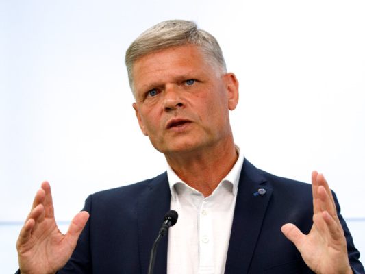 Hanger bei einer Pressekonferenz im Sommer