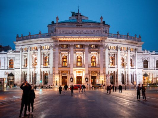 Noch gehen die Lichter im Burgtheater nicht aus