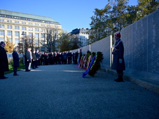 Vertreter des offiziellen Österreichs bei der Shoah-Namensmauer
