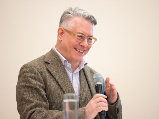 Jonathan Fine lacht über den Erfolg - und rieselnden Deckenverputz