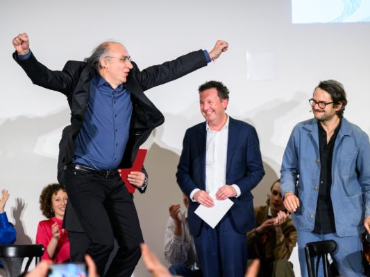 Dimitré Dinev freut sich sichtlich über den Preis