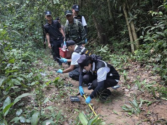Thailändische Soldaten auf der Spurensuche nach der Minenexplosion