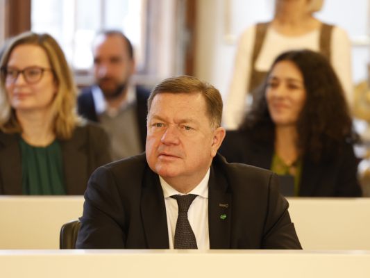 Amon gilt als routinierter Parlamentarier