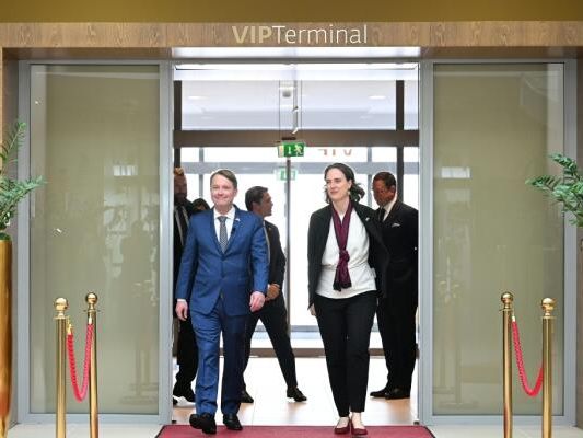 Neuer US-Botschafter bei seiner Ankunft am Flughafen