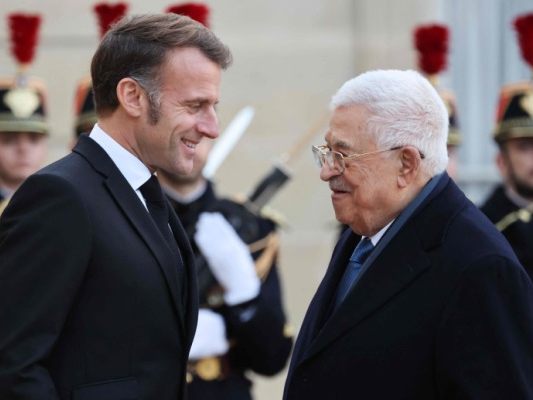 Frankreichs Präsident Macron empfängt Palästinenserpräsident Abbas
