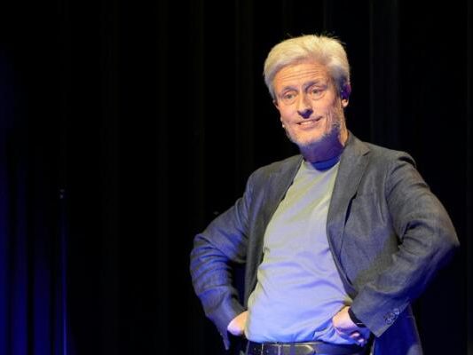 Florian Scheuba wünscht "Schönen guten Abend"