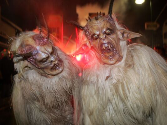 Sanitäter wurden bei Perchtenlauf mit Schweizer Kracher beschossen