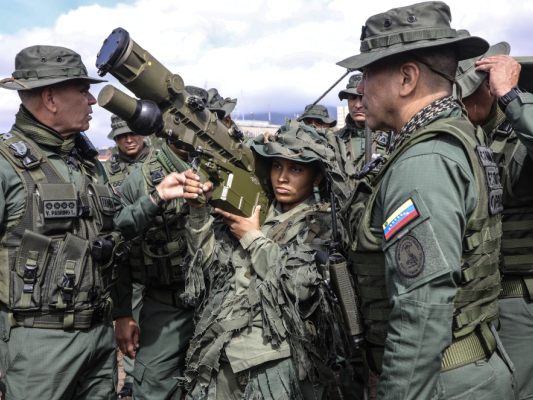 Venezuelas Verteidigungsminister Padrino (rechts) bei Truppenbesuch