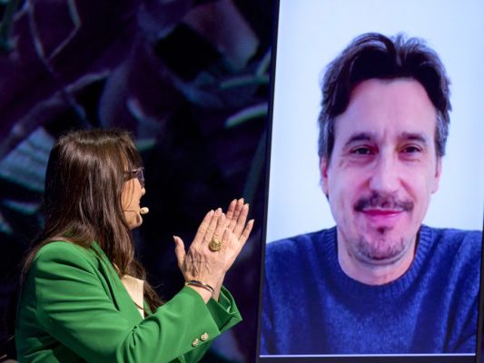 Damiano Michieletto war als Regisseur zugeschaltet