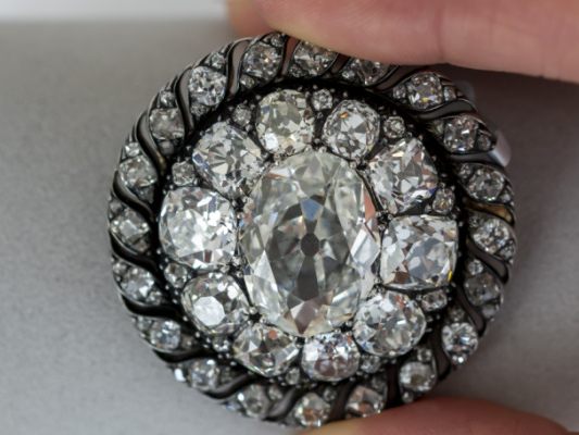 Brosche von Napoleon für Rekordsumme von 3,79 Mio. Euro versteigert