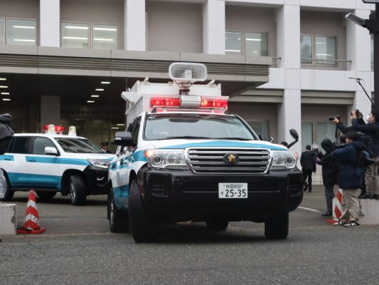 Streifenwagen rücken zur "Bärenjagd" in der Stadt Akita aus