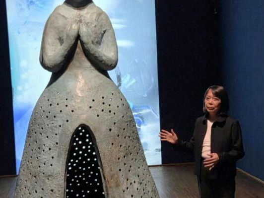 Leiko Ikemura und ihre Skulptur ""Usagi Kannon Janus"