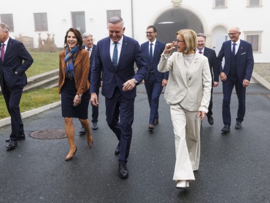 Die Landeshauptleute am Weg zum Gruppenfoto