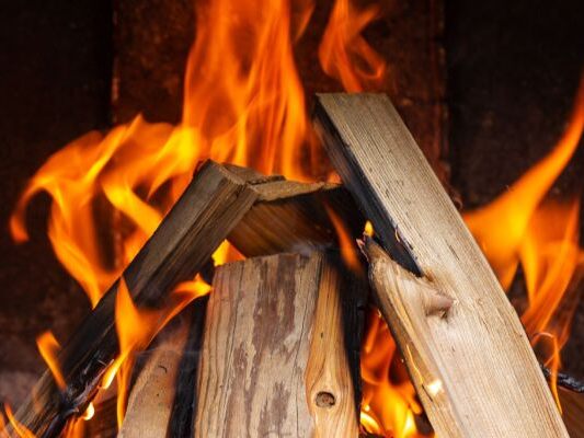 Nach dem Anheizen sollte man die Kachelofentür noch etwas offen lassen