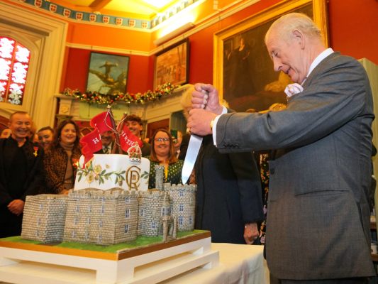 Chalres schnitt seine Geburtstagstore in Südwales an