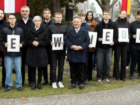 Teilnehmer an der Gedenkveranstaltung im Burgenland