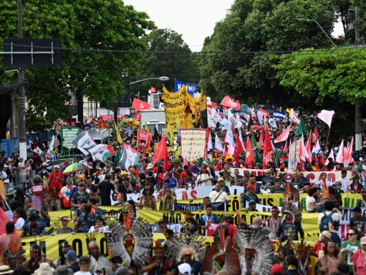 Tausende zogen beim "Marsch fürs Klima" durch Belém
