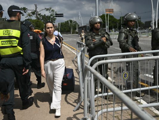 Schwer bewaffnete Sicherheitskräfte sind überall am Gelände postiert