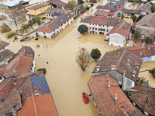 Eine überflutete Ortschaft in Friaul