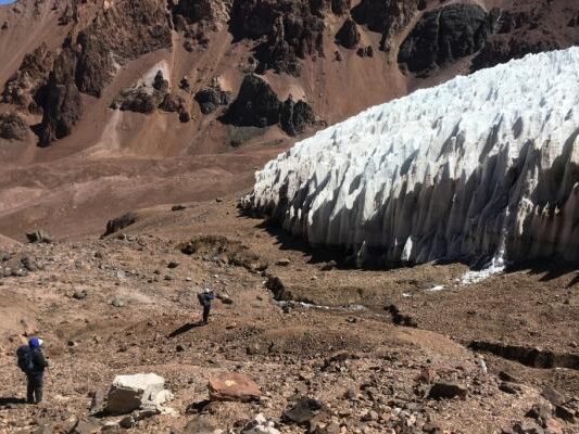 Schmelzwasser des Tapado-Gletschers in Zentralchile federt Dürre noch ab