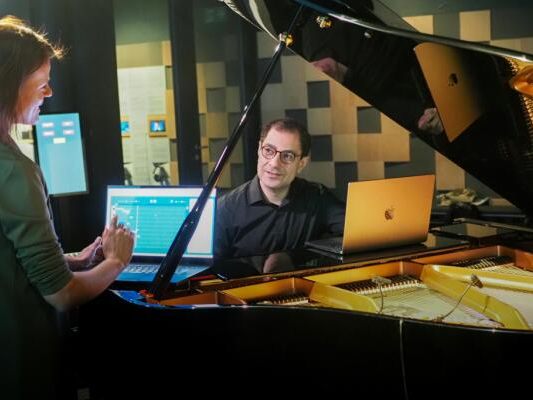 Ali Nikrang und Susanne Kiesenhofer beim Arbeiten mit KI "Ricecar".