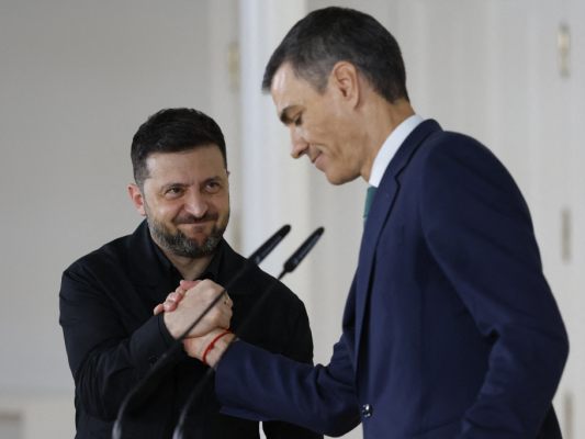 Spanien sichert Selenskyj Hilfspaket im Wert von 800 Millionen zu