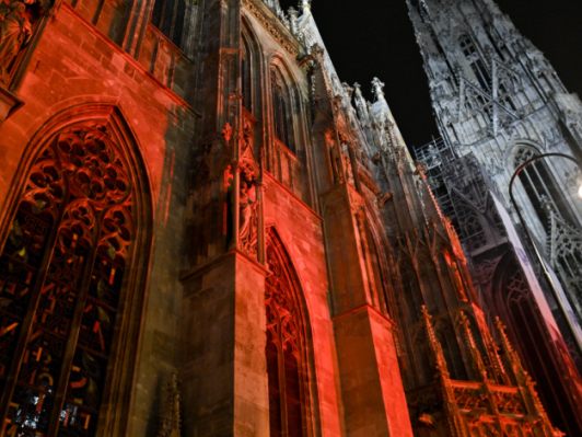 Auch in Österreich werden Gebäude rot beleuchtet (Archivbild)