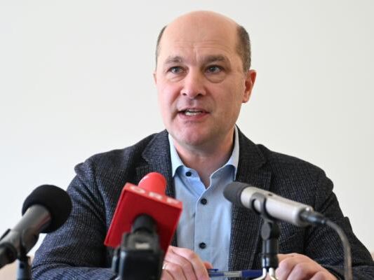 Gemeindebund-Präsident Johannes Pressl bei einer Pressekonferenz
