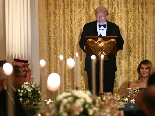 Seine Unterschrift fehlt noch