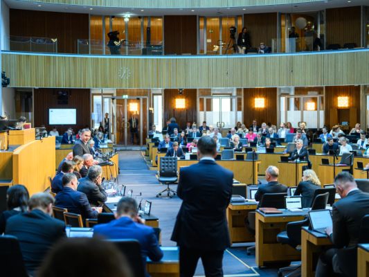 Start mit Fragestunde an NEOS-Bildungsminister Wiederkehr