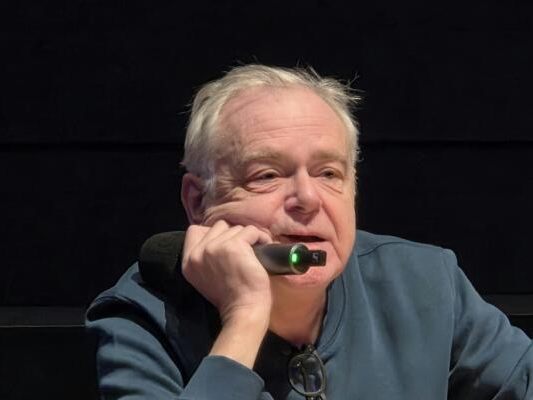 Kevin McNally spricht gerne über seine Arbeit