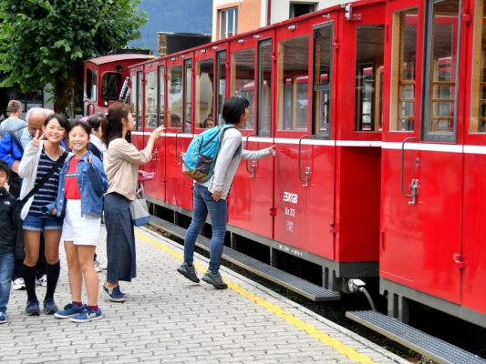 Die Zahnradbahn auf den Schafberg ist eine Touristenattraktion