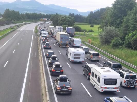 Tauernautobahn bei Grödig: 40 Kilometer Stau im Pfingstverkehr 2025
