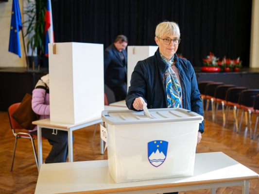 Auch Präsidentin Natasa Pirc Musar gab ihre Stimme ab